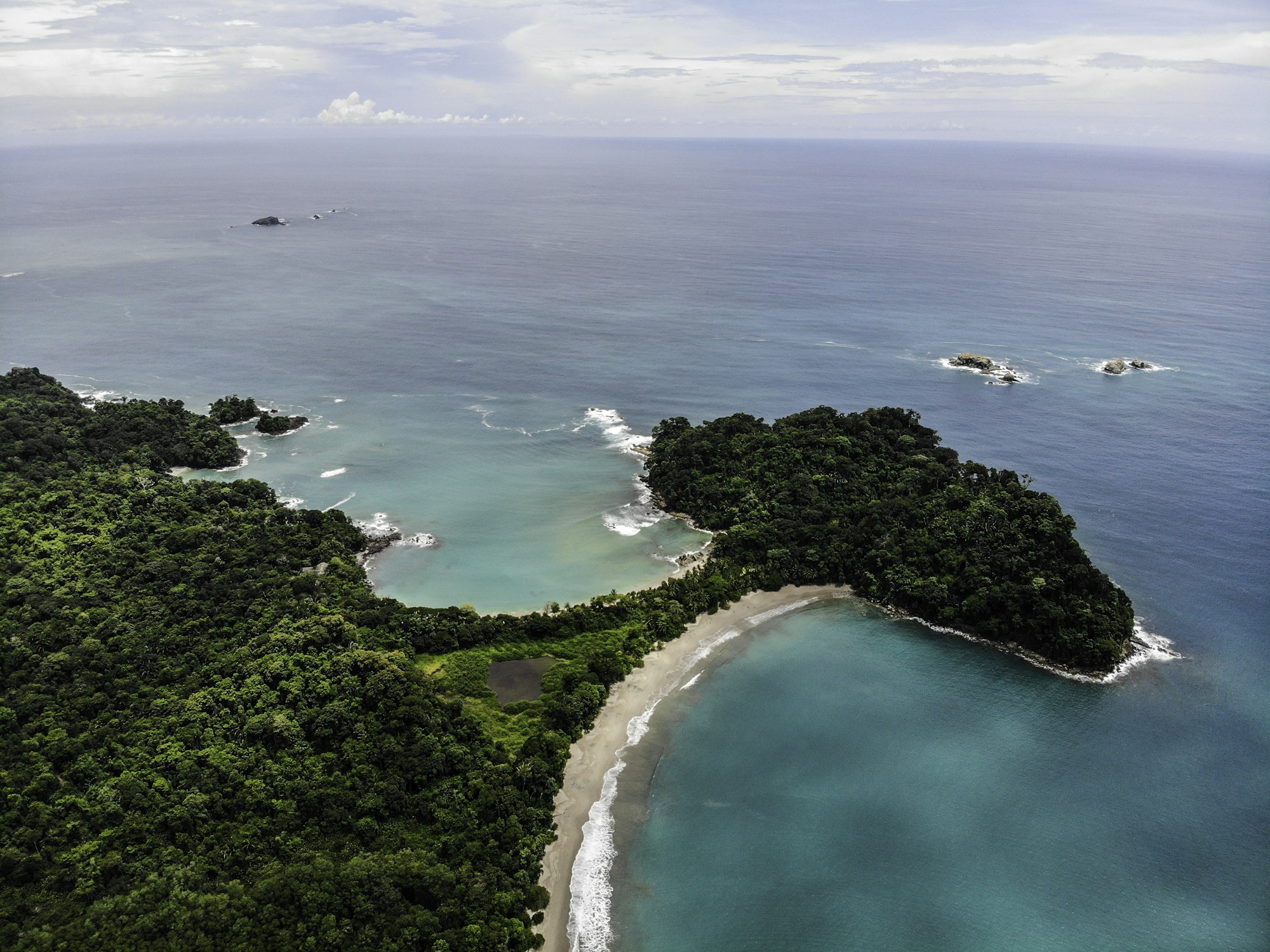 Vista aérea de la playa y el bosque del Parque Nacional Manuel Antonio, Costa Rica