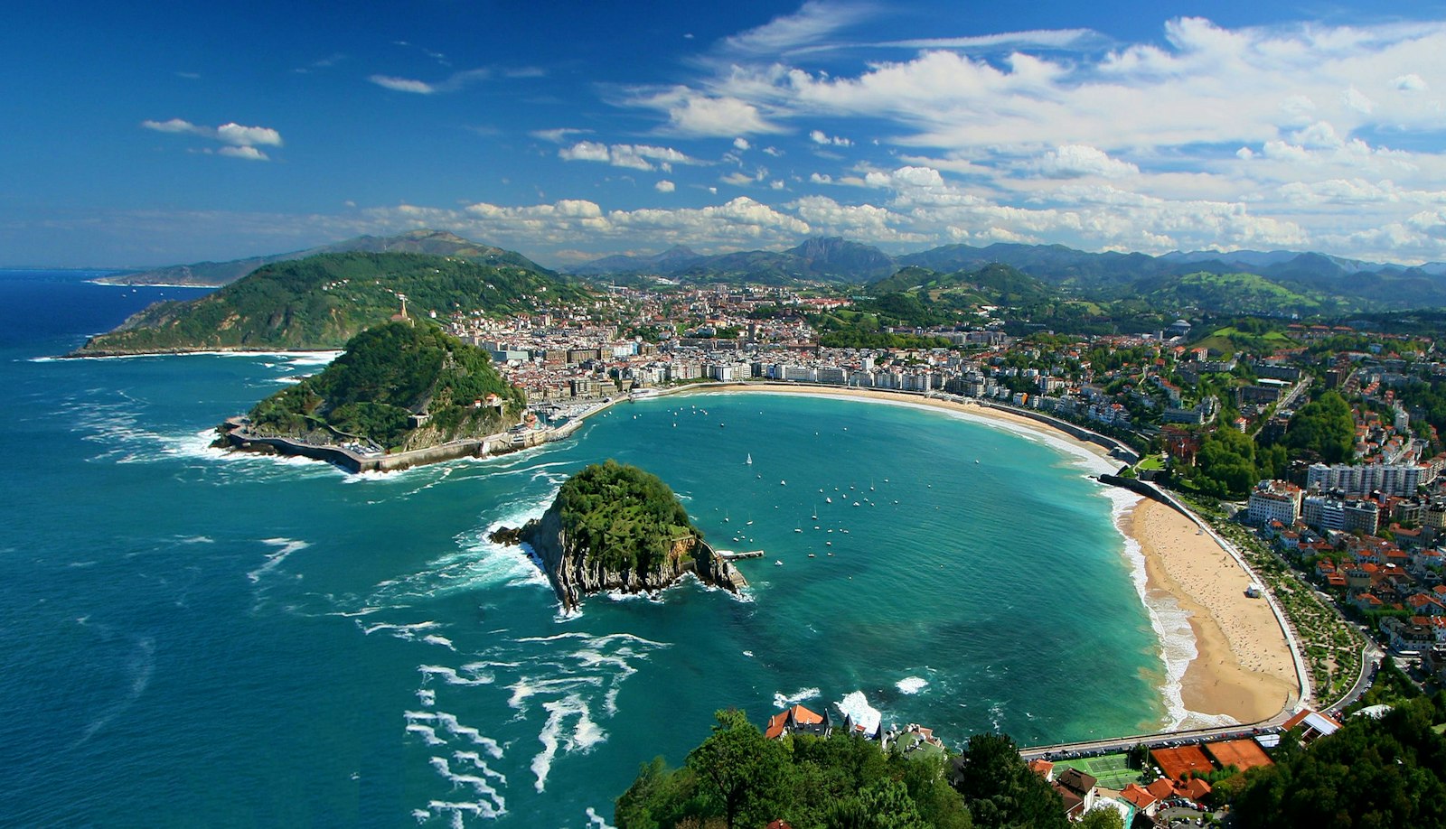 Vista aérea de La Concha con la isla de Santa Clara y los montes Urgull e Igueldo en San Sebastián, España